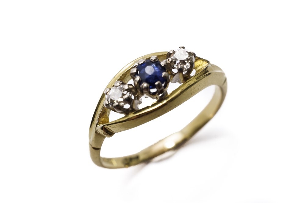 PRETTY ANTIQUE ENGLISH 18K GOLD SAPPHIRE & DIAMOND TRILOGY RING c1910
