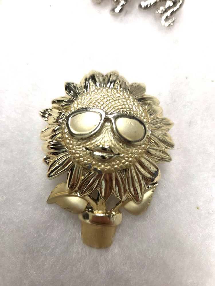Vtg AJC gold tone huge Sunflower Face Pin