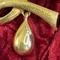 Vtg CASUAL CORNER Pin Brooch Signed Gold Tone Twisted Ribbon Articulated Drop