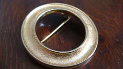 VINTAGE SIGNED CRWON TRIFARI ROUND SHAPE PIN BROOCH GOLD TONE TEXTURED ESTATE