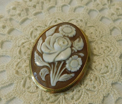 Vintage Carved Cameo 18KT Gold Floral Brooch Pendant Flower Oval Pin 750
