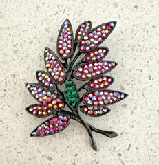 VINTAGE SIGNED WEISS RED PINK AURORA BOREALIS RHINESTONE LEAF BROOCH / JAPANNED