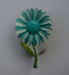 1960’s VINTAGE METAL FLOWER BROOCH BLUE AND TEAL GREEN DAISY Vintage Pin