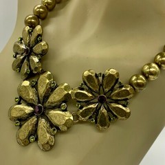 VINTAGE ? BRASS OR METAL ALLOY PINK GLASS TRIPLE FLOWER BEAD NECKLACE