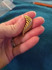 Vintage Gold Tone Leaf Wings Earrings, Textured, Clip On, EUC, 1.25”, VTG