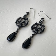 Vintage silvertone & black faceted plastic/acrylic stone dangle earrings goth