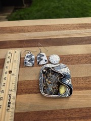 Vintage Faux Gripoix Art Resin Enamel Hammered Metal Pendant & Earrings Necklace