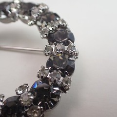 Vtg Weiss Clear & Smoky Gray Rhinestone Silver Plated Circle Round Wreath Pin