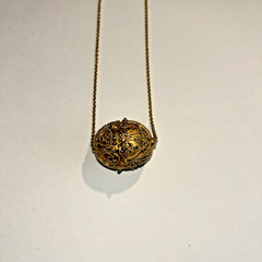 Metropolitan Museum Of Art Oval Gold Filigree Bead Necklace 24”