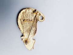 Enamel Vero White cat gold tone brooch pin 2 “