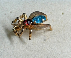 17mm TINY gold tone FLY INSECT Flying BUG Pin Brooch Lapel Blue Red RHINESTONE