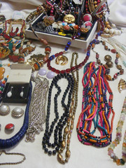Vintage Jewelry Lot 9+ Pounds 100+ Pieces 50+ Necklaces Bracelets Earrings #E