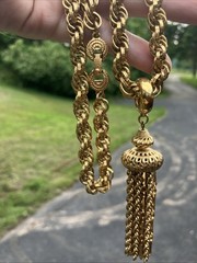 1960’S MONET GOLD-TONE ROPE CHAIN TASSEL ‘DAMITA’ NECKLACE BOOK PIECE 23″