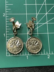 Vintage 1.5” Canadian Coin Maple Leaf Gold Tone Metal Dangle Screw Back Earrings