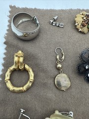 Vintage Jewelry Silver Gold Tone Lot Mismatched Wearable (20 Single Earrings)
