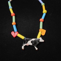 VTG Parrot Pearls / Flying Colors Ceramic Cow Necklace – Colorful 70s Statement