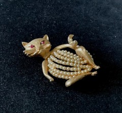 Vintage Kramer Goldtone Faux Pearl Bead Cat Brooch
