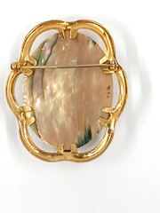 Mother Of Pearl Oval Brooch Gold Tone Bezel 1 1/8″ x 1 1/2″ Vintage MOP