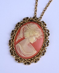 Vintage Cameo Pendant Necklace Gold Tone Filigree Chain 23″