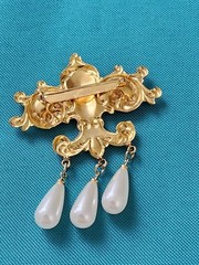 Vintage Gold Tone Faux Pearl Flear-de-liz Brooch Pin