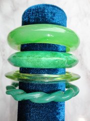 LOT OF 4 VTG ESTATE MARVELED GREEN LUCITE FLYING SUCER TWISTED BANGLE BRACELETS