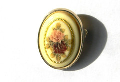 Fashion Brooch .75″ x 1″ Gold-Tone Two Roses in Ceramic – 56