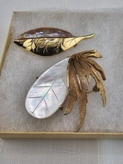 Vintage MOP Shell Leaf Brooch Pair Gold Tone Signed LC Liz Claiborne 0215