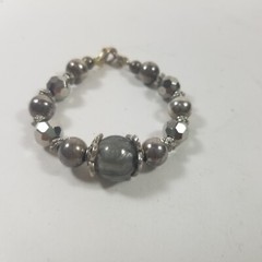 Vintage Stretch Bracelet Faceted Glass & Metal Beads Silver Tone Tiny 5.75″