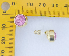 STUNNiNG SWAROVSKi SOLiTAiRE PiNK CRYSTAL GOLD BEZEL PiERCED POST EARRiNGS