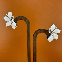 Vintage Thermoset Climber Earrings Silver Tone White Flower Petals Retro Mod