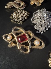 17 Piece Modern Jewelry Lot Gold/Silver Tone Brooches Necklaces Bracelets