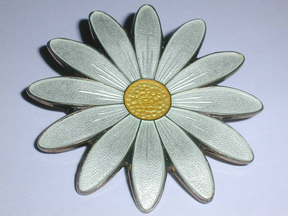 AKSEL HOLMSEN MARGUERITE LARGE DAISY BROOCH NORWAY- WHITE ENAMEL ON STERLING!