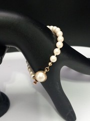 CAROLEE Gold Tone Hand Knotted White Faux Pearls Box Closure Size 7 Bracelet