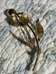 Woman’s Vintage Gold Tone Flower With Pearl Brooch Measuring 1.4/3.5 Inches