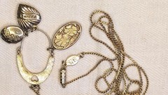 Vtg Gold Tone Locket Pendant Necklace & 28″ chain – 3 Sm Pendants on holder 1928