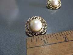 1 Pair Old 1.25″in Metal Gold Tone Circle w/Pearl Color Middle Stud