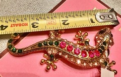 NEW PIPER. K LIZARD BROOCH. Colored Glass Stones. Gold Tone.