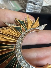 VINTAGE JOMAZ SIGNED GREEN BLUE ENAMEL GOLD TONE RHINESTONE PIN BROOCH 2.25”