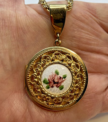 Vintage Unsigned Guilloche Gold Tone Enamel Rose Locket With 26” Chain