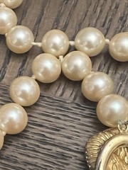 LES BERNARD FAUX PEARL GOLD TONE (WEAR NOTED) RAM HEAD CLASP NECKLACE 34IN LONG