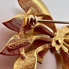 Set of 2 -Vintage FRANCOIS for CORO BOW BROOCH – Gold Plated – Mid Century Pins