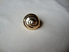 VTG 1970s SPIRAL SEASHELL GOLD TONE HINGED W/SAFETY CATCH DRESS/SCARF CLIP