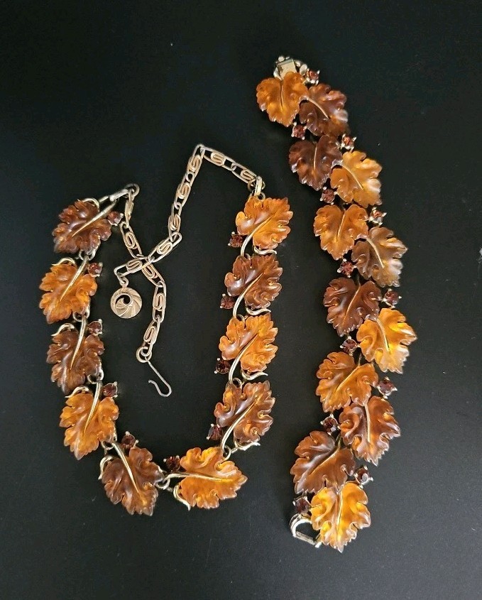 Signed Vintage Lisner Two Tone Amber/Brown Thermoset Oak Leaf Parure Set
