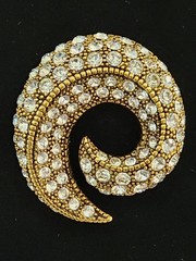 JBK BROOCH GOLD TONE METAL & RHINESTONS EXCELLENT CONDITION