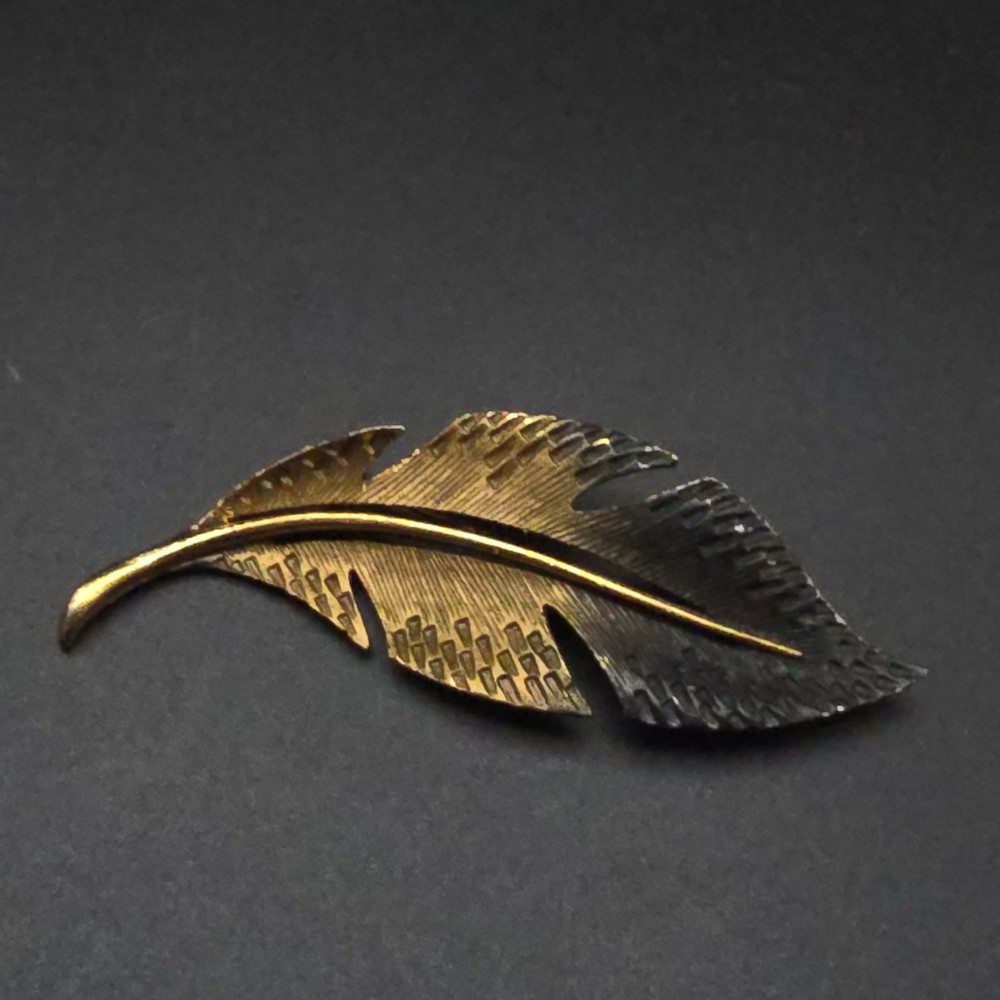 LG Lind Gal Leaf Brooch Gold Tone Black Enamel Vintage Costume Jewelry
