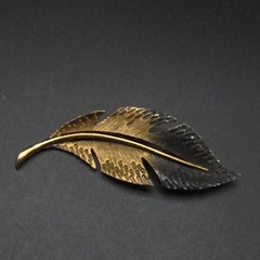 LG Lind Gal Leaf Brooch Gold Tone Black Enamel Vintage Costume Jewelry
