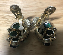 VTG. GOLD TONE GREEN CABOCHON & BLUE RHINESTONE CLIP ON EARRINGS 1.25″