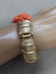 VINTAGE COSTUME BRACELET FAUX CORAL W, GOLDTONE BAR TOP CLASP