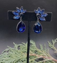 NWOT fashion, brilliantly blue rhinestone drop dangle stud earrings