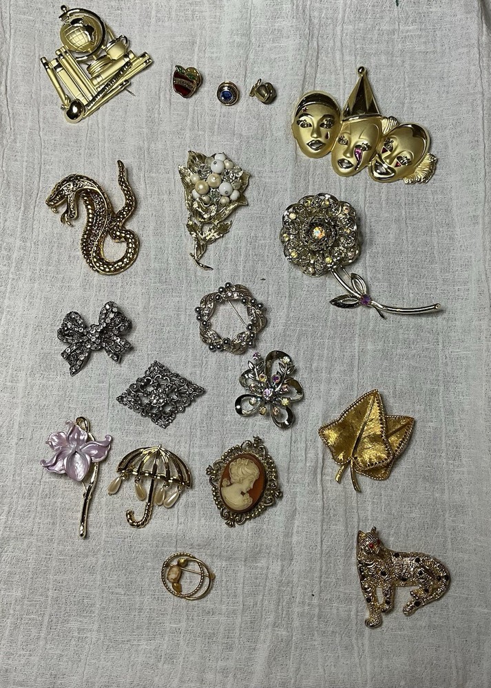 Vintage Mixed Lot Brooches signed/unsigned